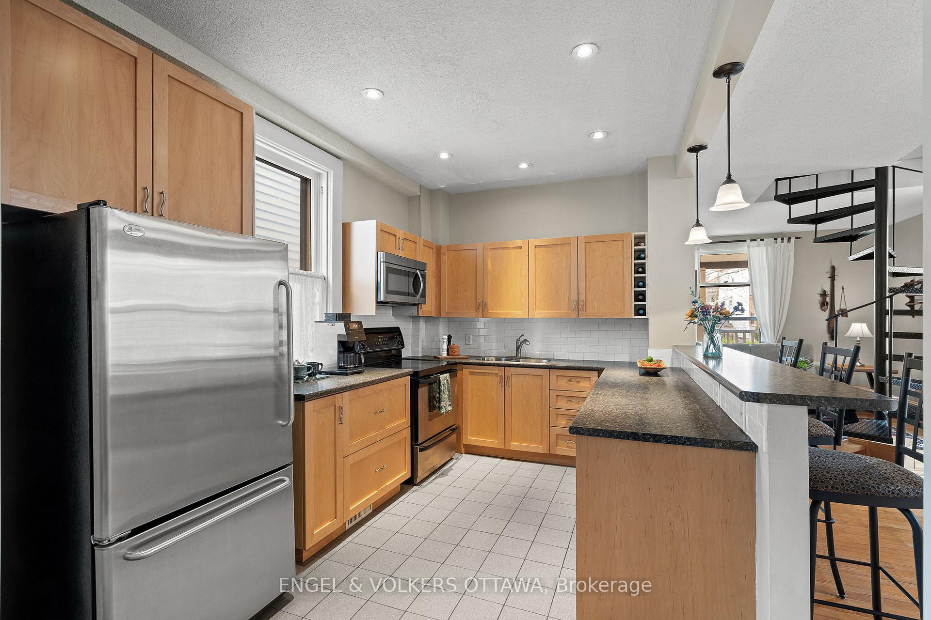 Photo 10 of 674 Melbourne Avenue, Ottawa, Laurentianview — HOMEH