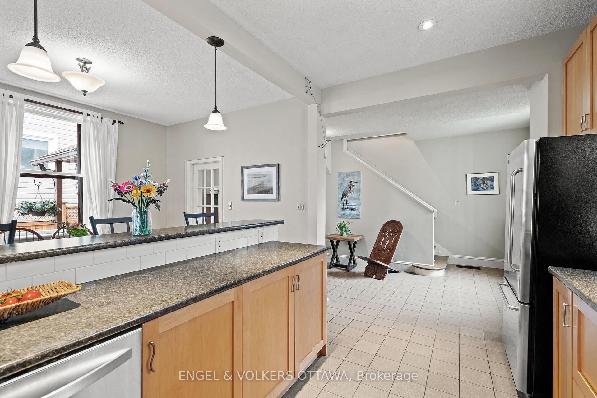 Photo 12 of 674 Melbourne Avenue, Ottawa, Laurentianview — HOMEH