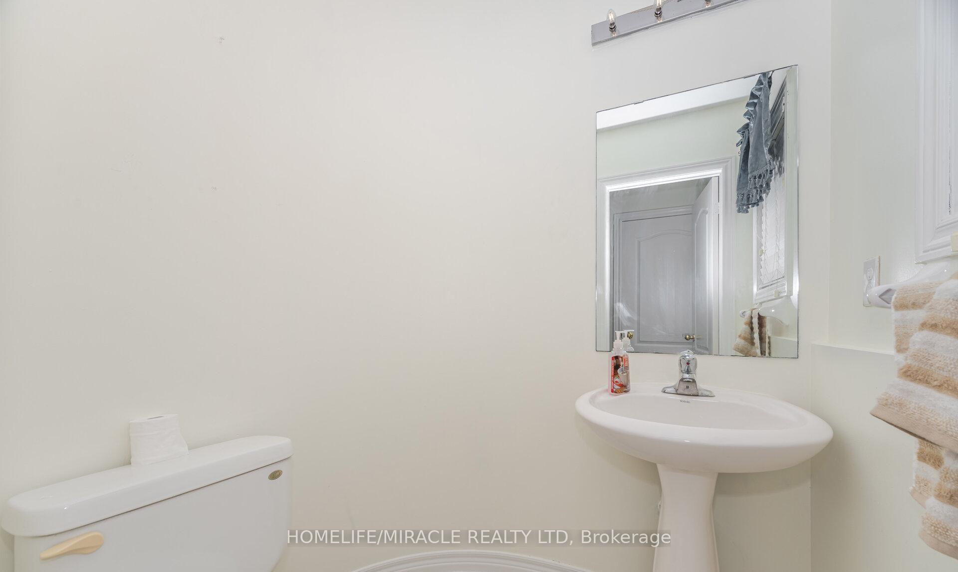 Photo 20 of 31 Hollingsworth Circle, Brampton, Fletcher's Meadow — HOMEH