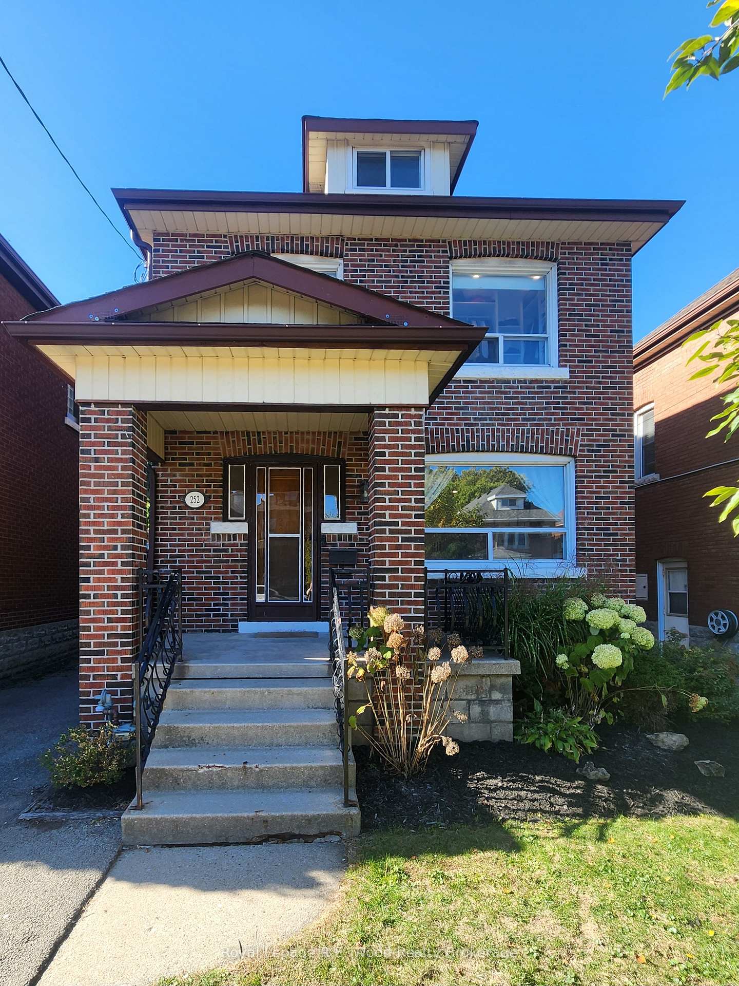 Photo 2 of 252 Graham Avenue S, Hamilton, Delta — HOMEH