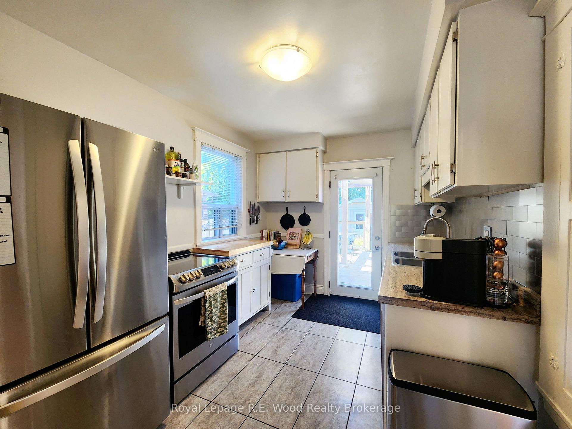 Photo 4 of 252 Graham Avenue S, Hamilton, Delta — HOMEH