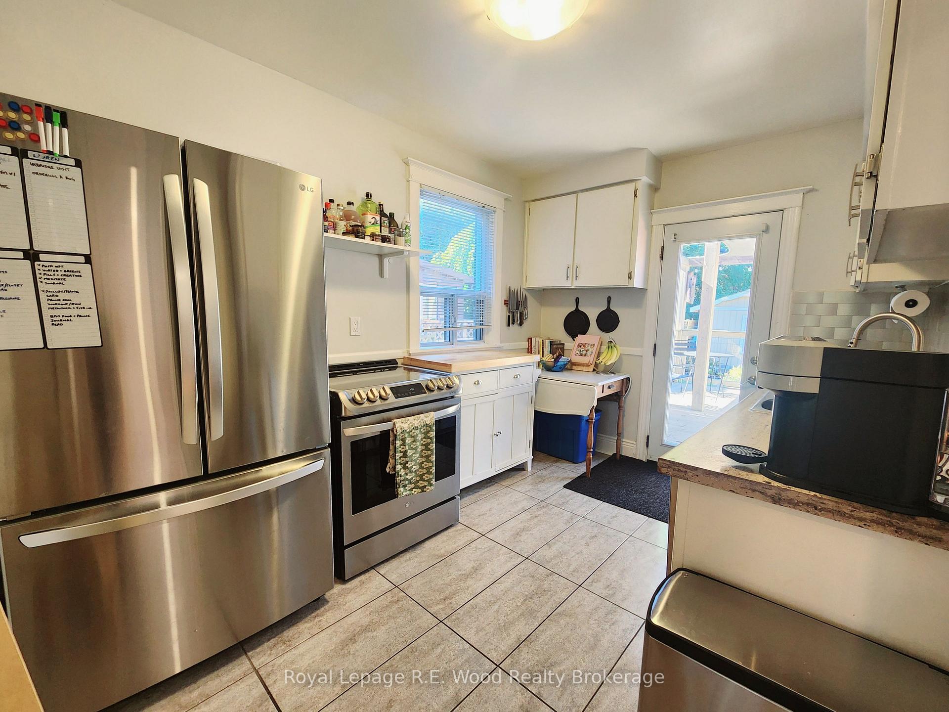 Photo 5 of 252 Graham Avenue S, Hamilton, Delta — HOMEH