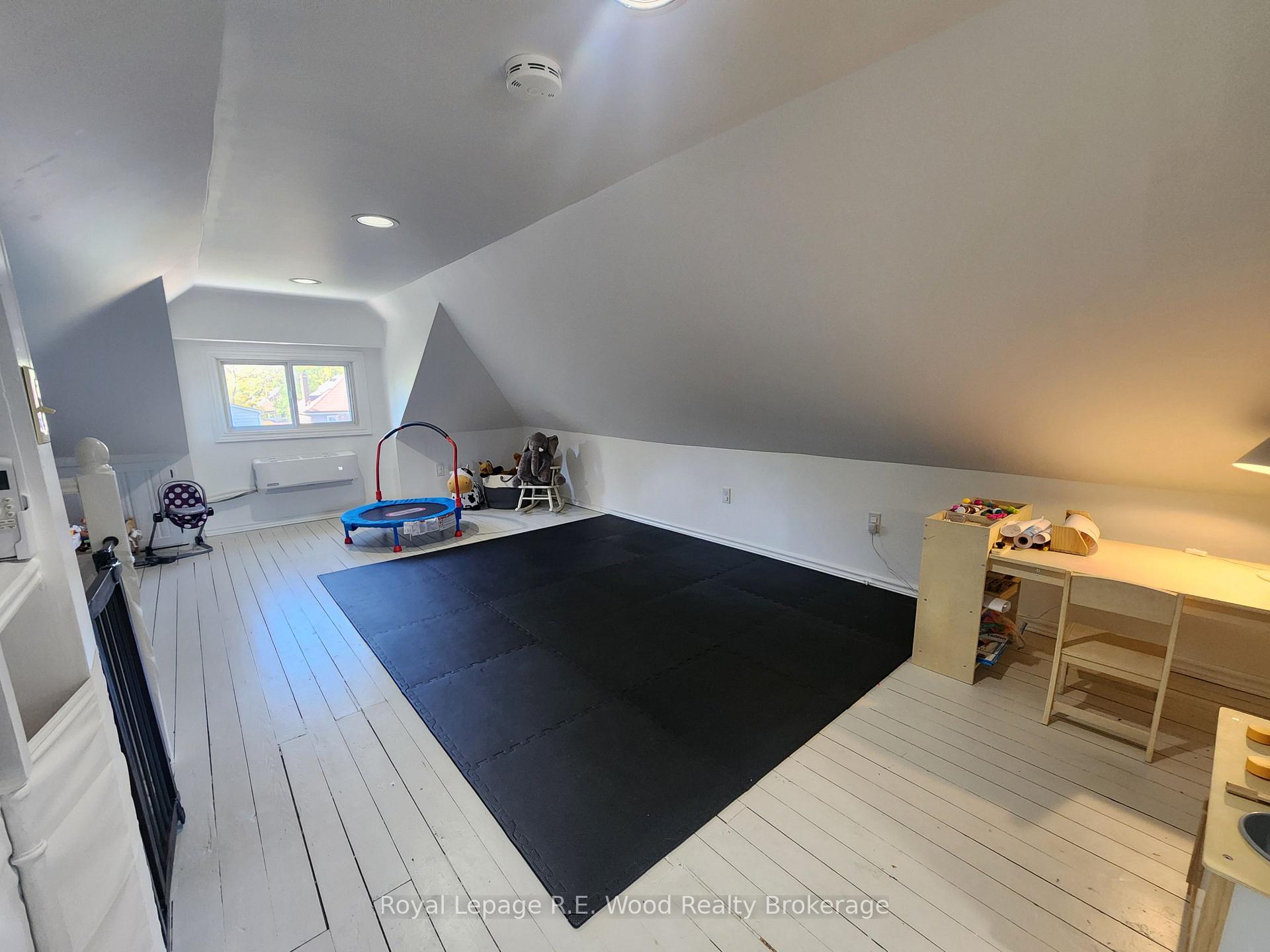 Photo 15 of 252 Graham Avenue S, Hamilton, Delta — HOMEH