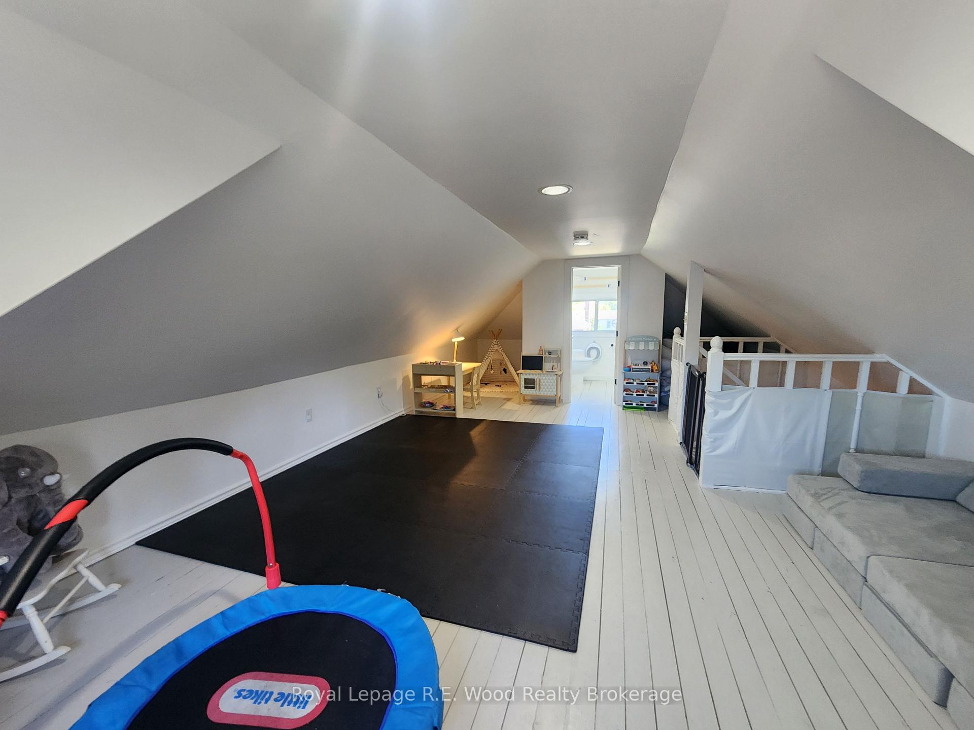 Photo 16 of 252 Graham Avenue S, Hamilton, Delta — HOMEH