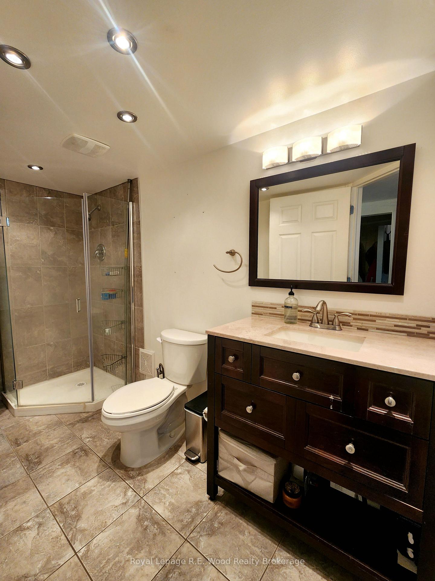 Photo 18 of 252 Graham Avenue S, Hamilton, Delta — HOMEH
