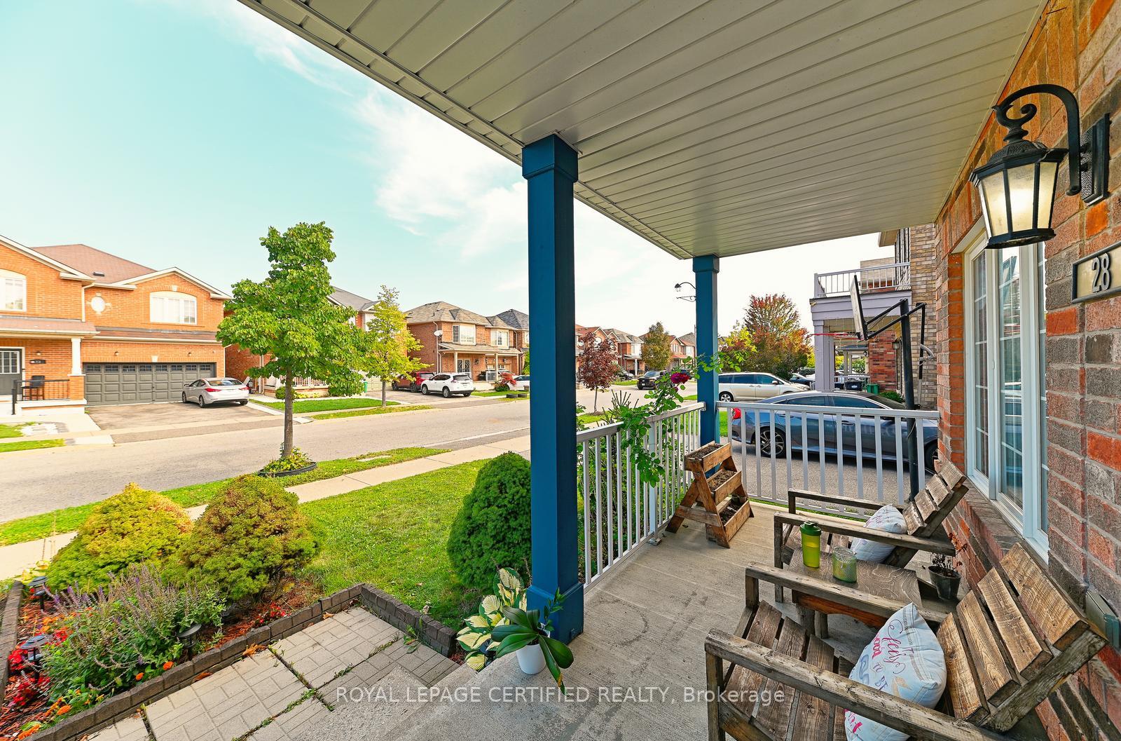 Photo 4 of 28 Abbotsbury Drive, Brampton, Credit Valley — HOMEH