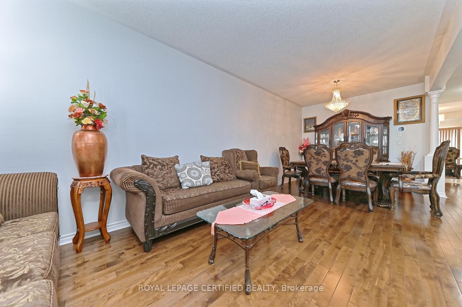 Photo 6 of 28 Abbotsbury Drive, Brampton, Credit Valley — HOMEH