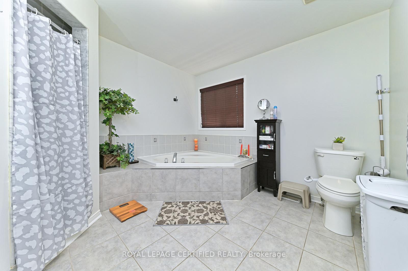 Photo 15 of 28 Abbotsbury Drive, Brampton, Credit Valley — HOMEH