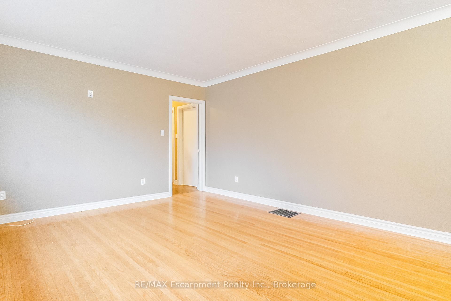 Photo 3 of Unit MAIN, 116 Prince Charles Drive, Oakville, Central — HOMEH