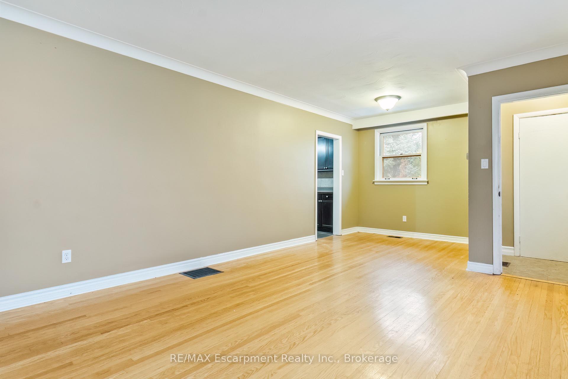 Photo 4 of Unit MAIN, 116 Prince Charles Drive, Oakville, Central — HOMEH