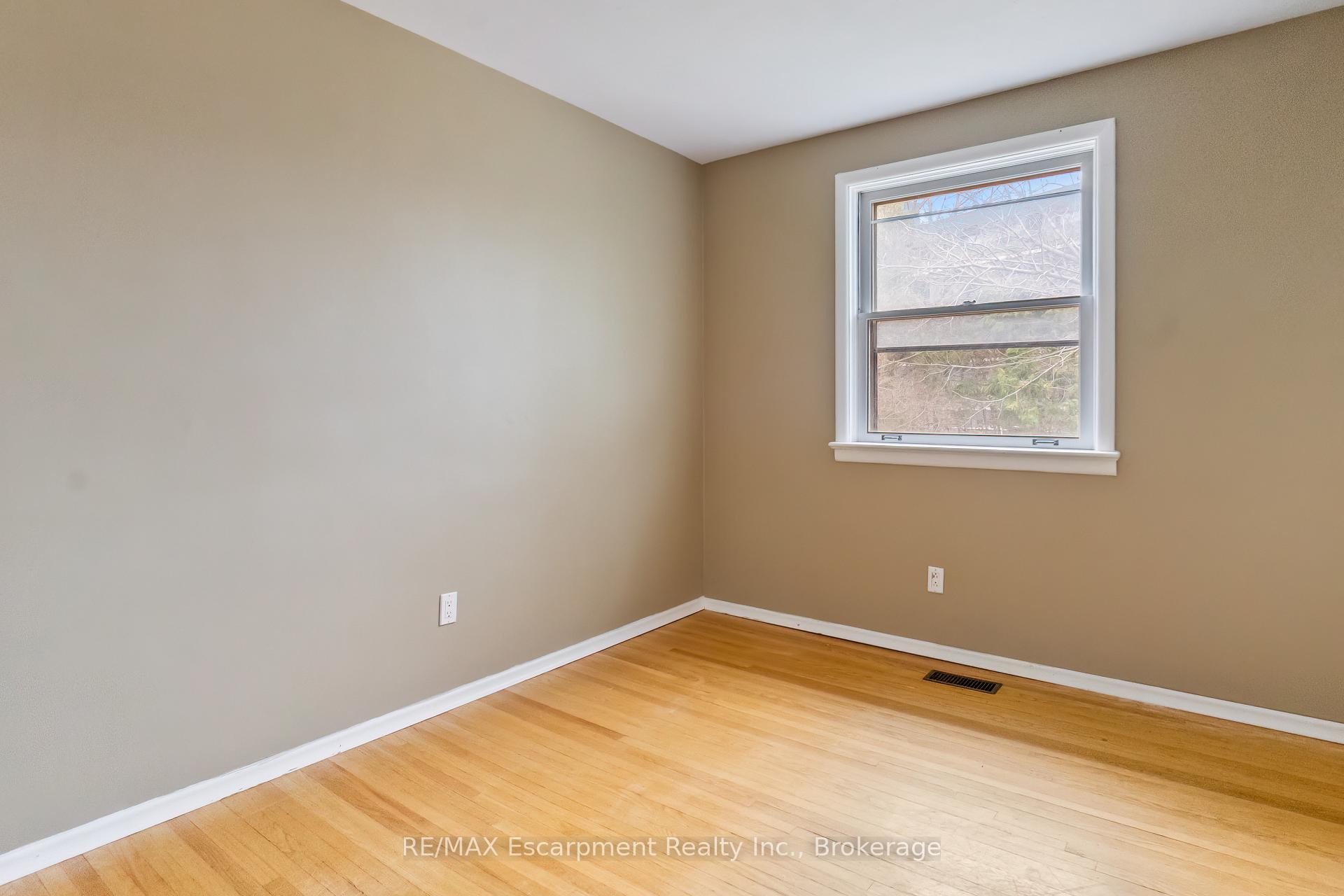 Photo 13 of Unit MAIN, 116 Prince Charles Drive, Oakville, Central — HOMEH