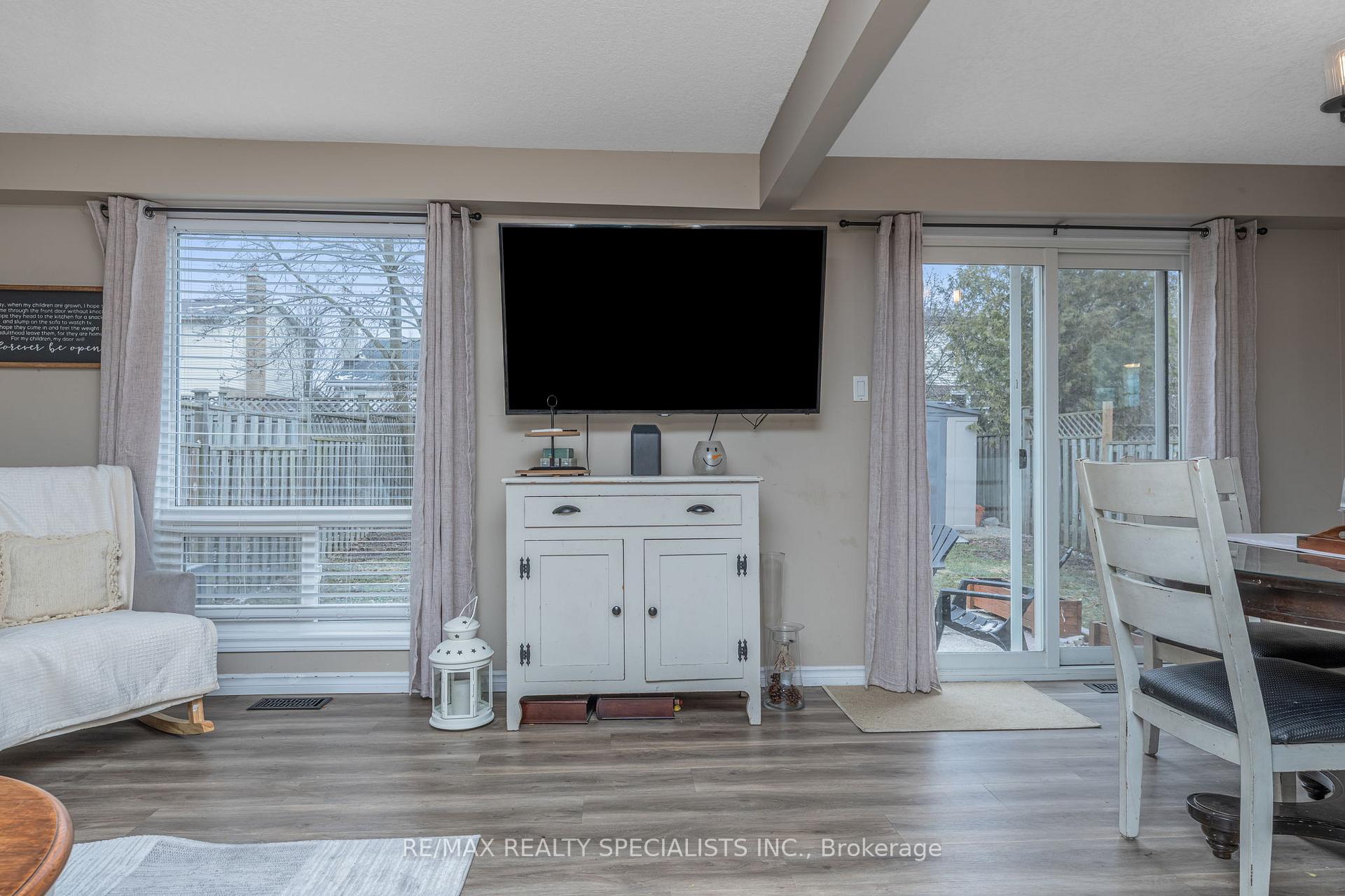 Photo 10 of 48 Walman Drive, Guelph, Kortright West — HOMEH