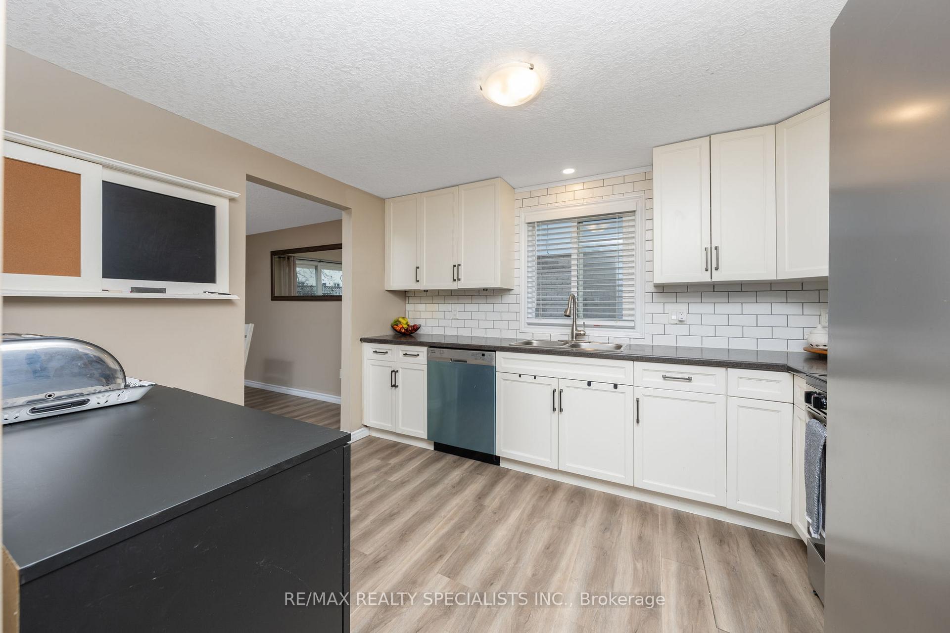 Photo 11 of 48 Walman Drive, Guelph, Kortright West — HOMEH