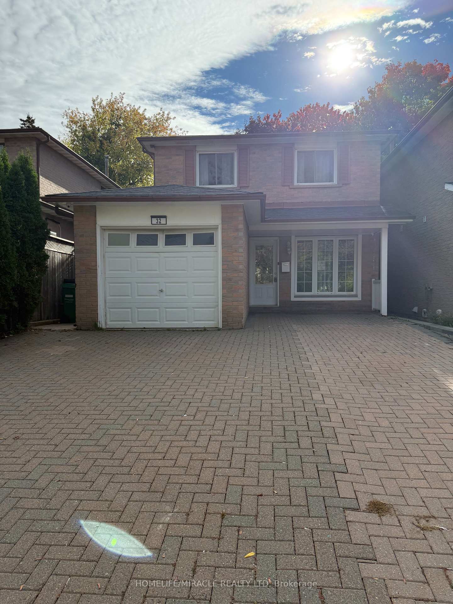 Photo 2 of 32 Barrington Crescent, Brampton, Heart Lake East — HOMEH