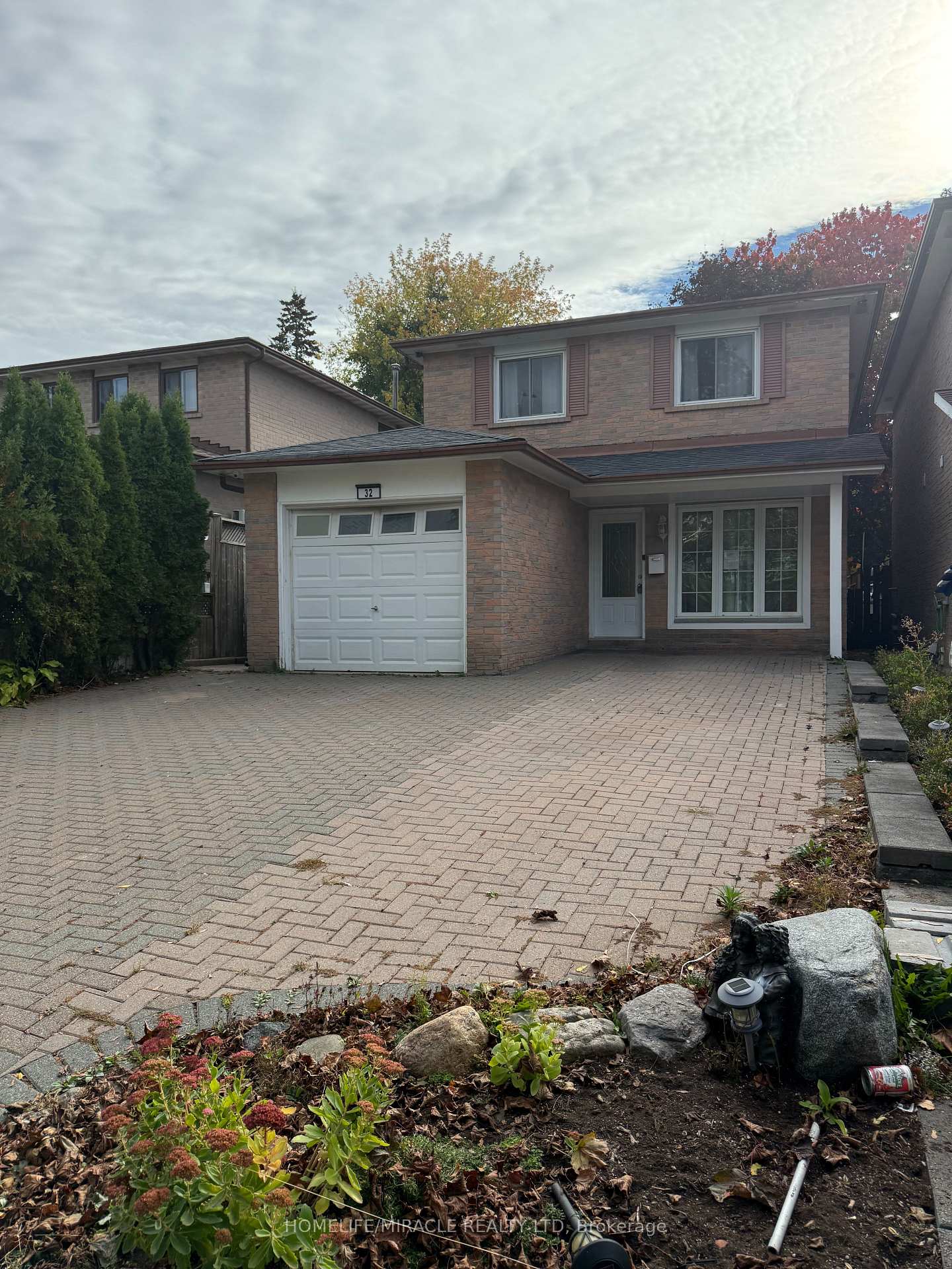 Photo 4 of 32 Barrington Crescent, Brampton, Heart Lake East — HOMEH