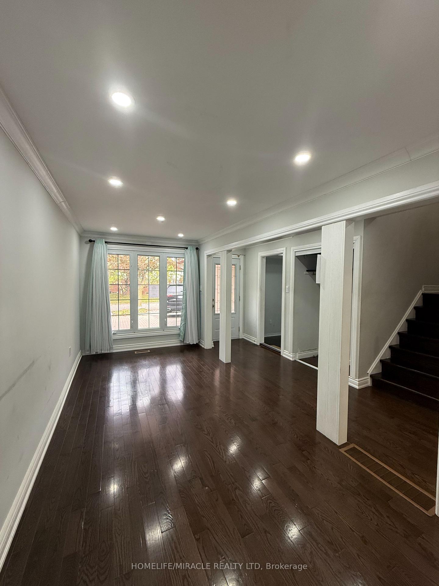 Photo 6 of 32 Barrington Crescent, Brampton, Heart Lake East — HOMEH