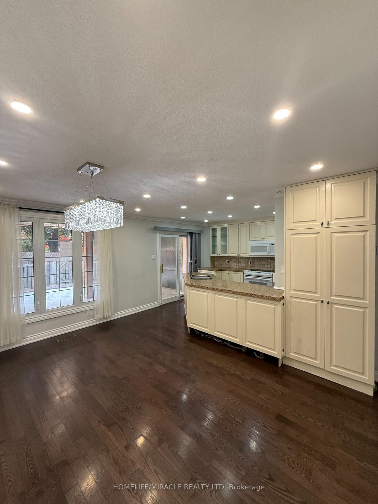 Photo 8 of 32 Barrington Crescent, Brampton, Heart Lake East — HOMEH