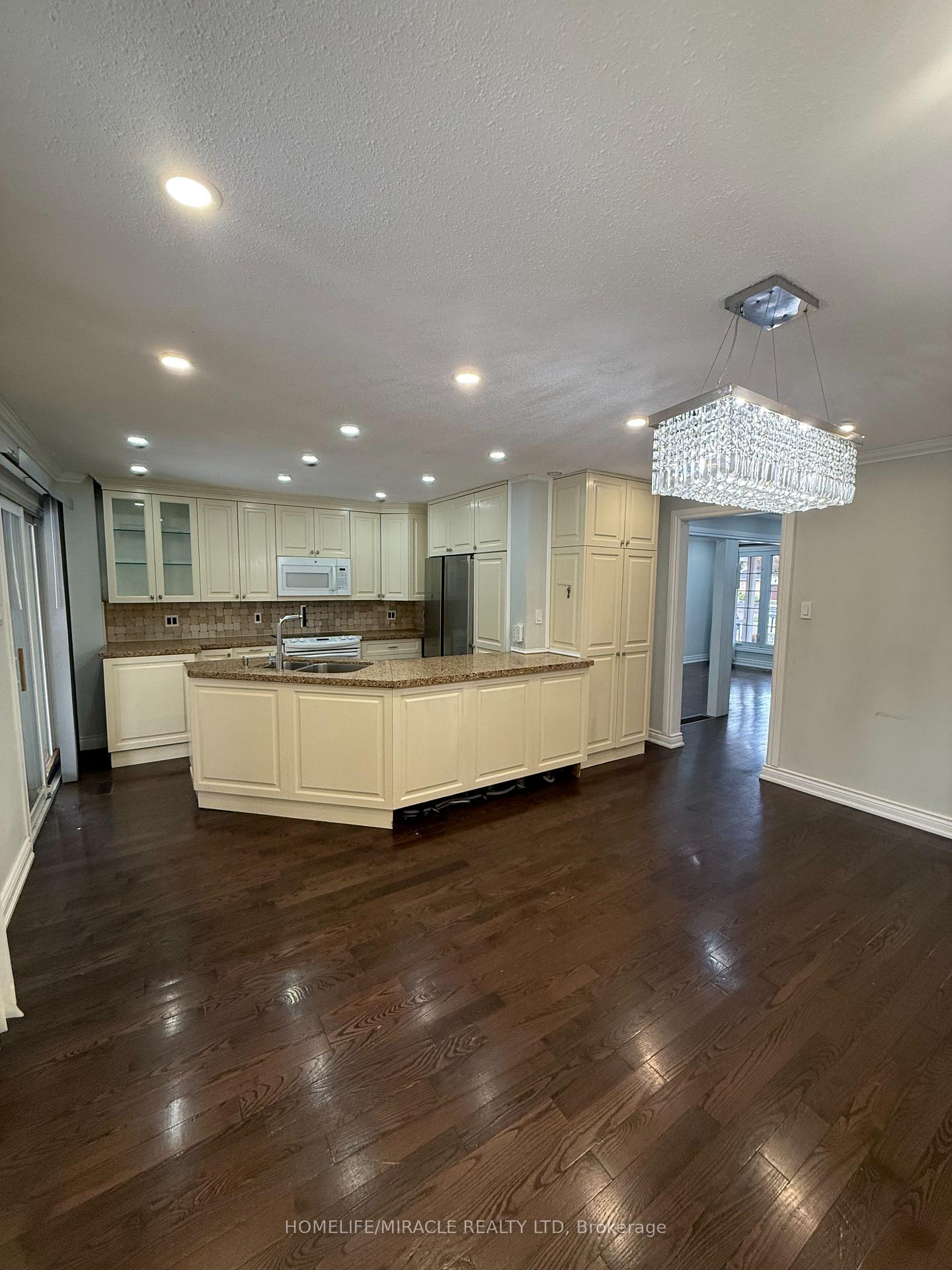Photo 9 of 32 Barrington Crescent, Brampton, Heart Lake East — HOMEH