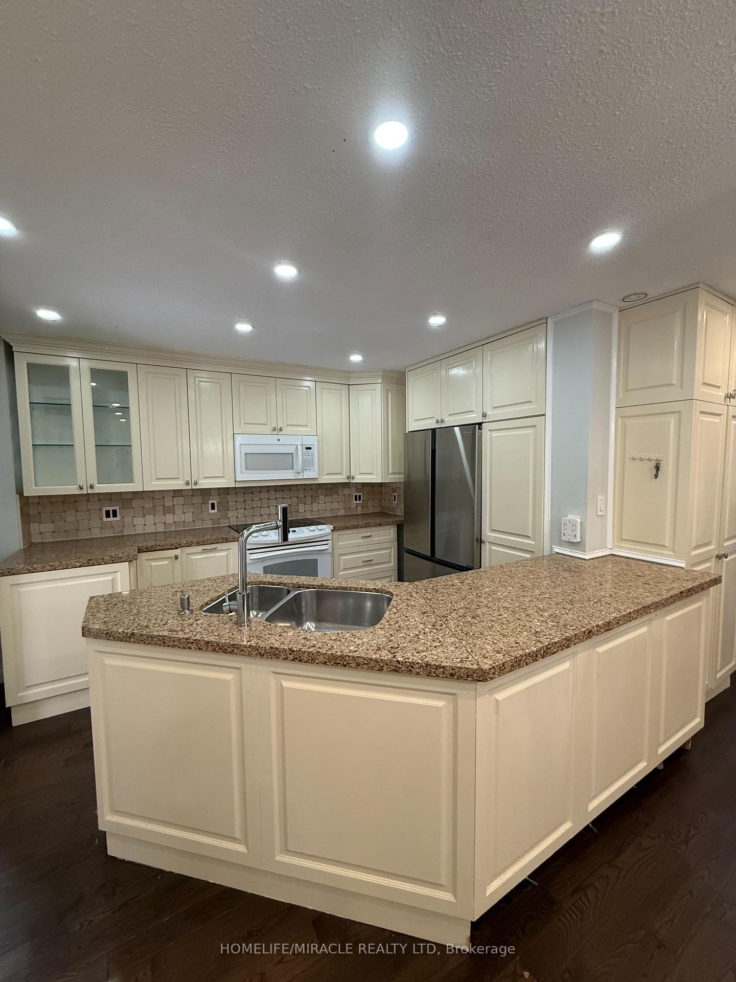 Photo 10 of 32 Barrington Crescent, Brampton, Heart Lake East — HOMEH