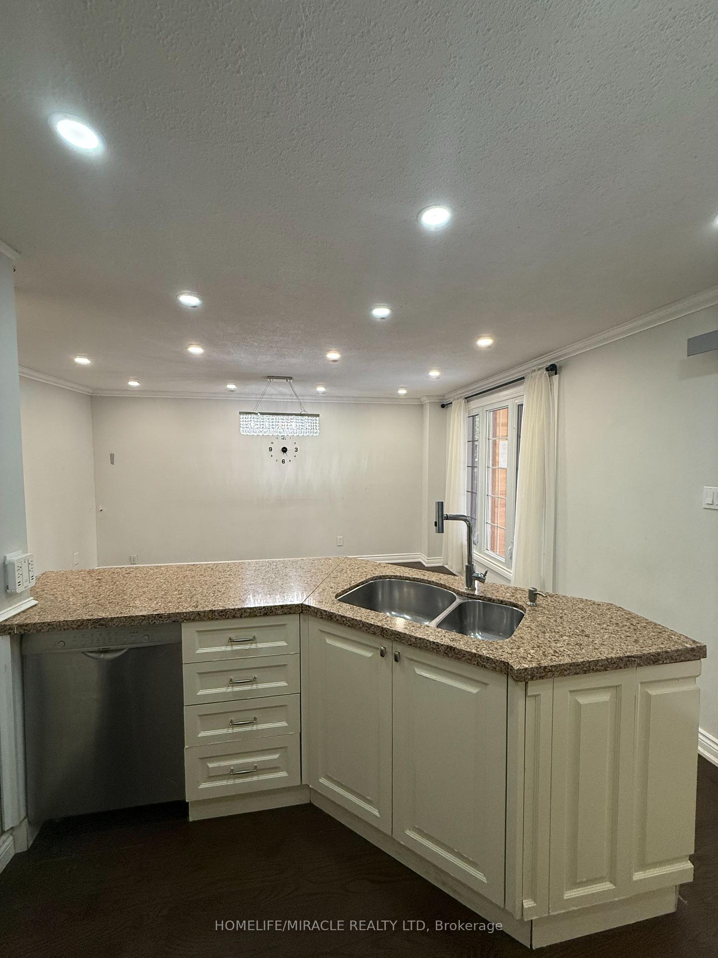 Photo 11 of 32 Barrington Crescent, Brampton, Heart Lake East — HOMEH