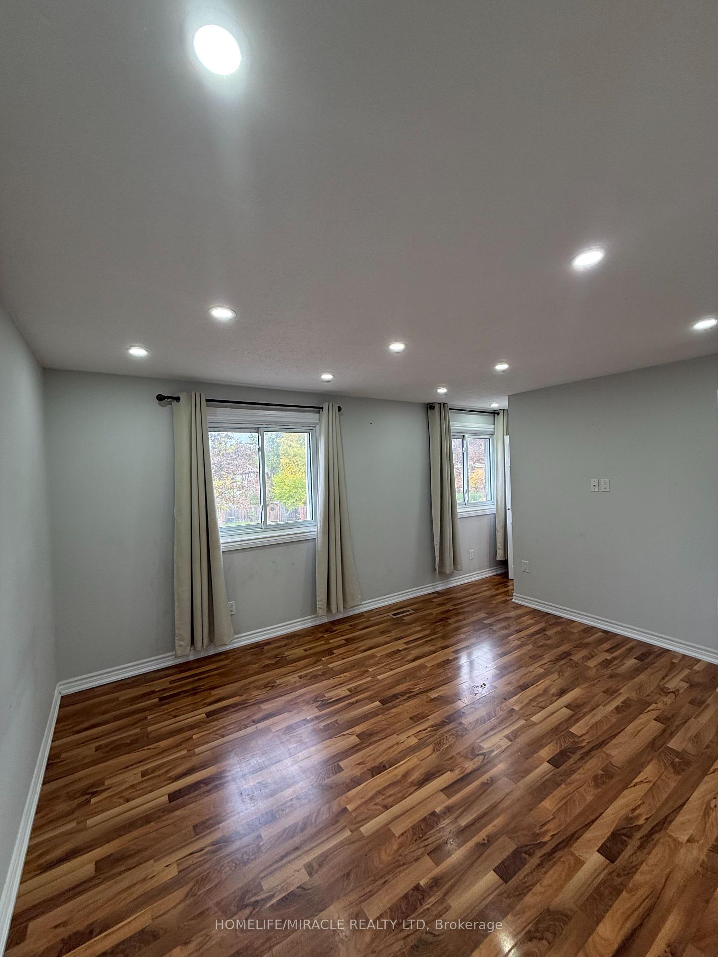 Photo 13 of 32 Barrington Crescent, Brampton, Heart Lake East — HOMEH