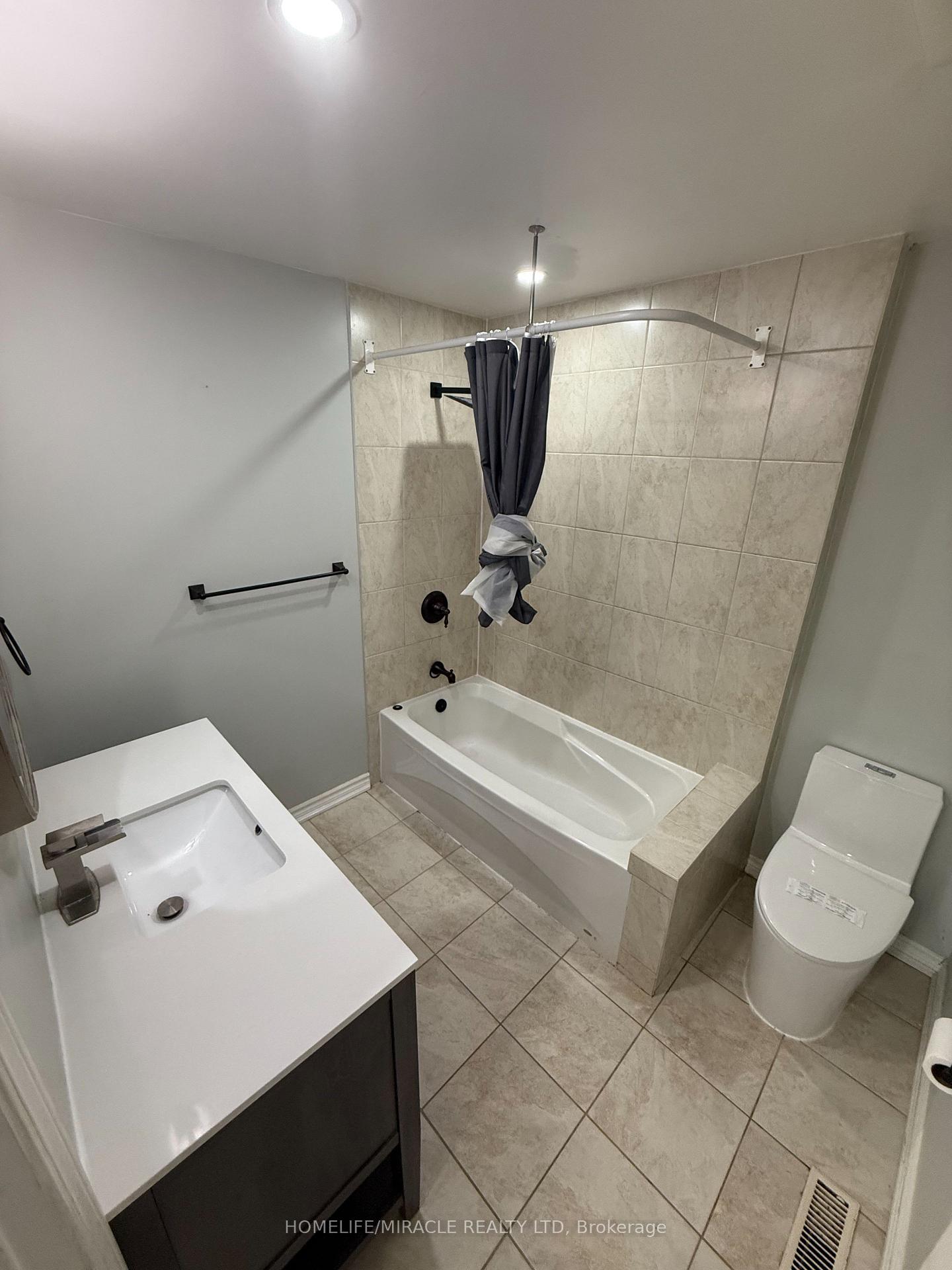Photo 14 of 32 Barrington Crescent, Brampton, Heart Lake East — HOMEH