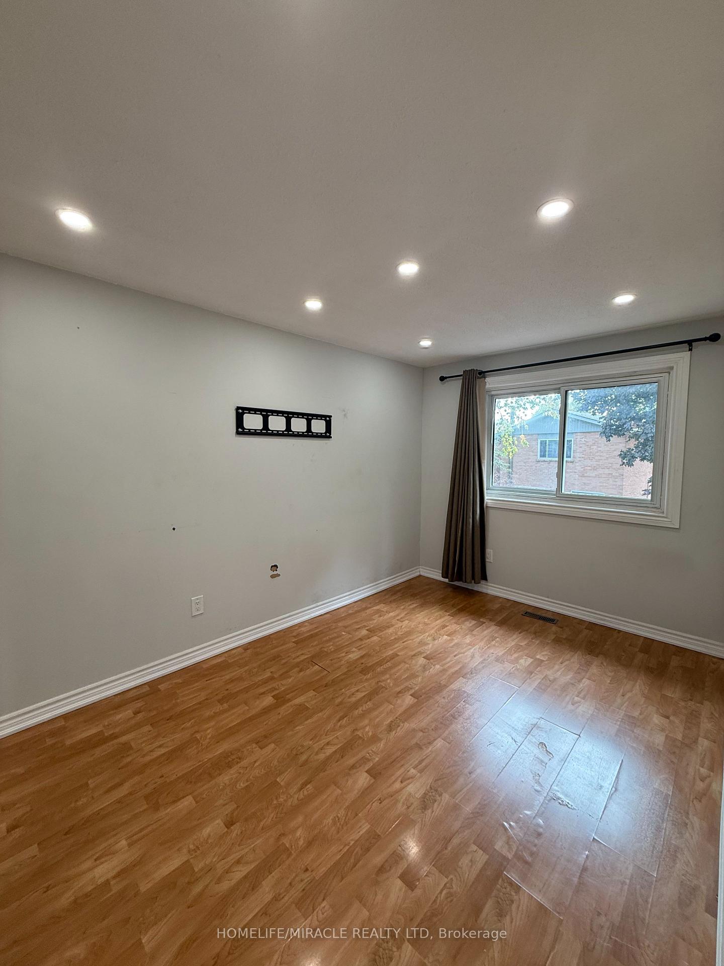 Photo 15 of 32 Barrington Crescent, Brampton, Heart Lake East — HOMEH