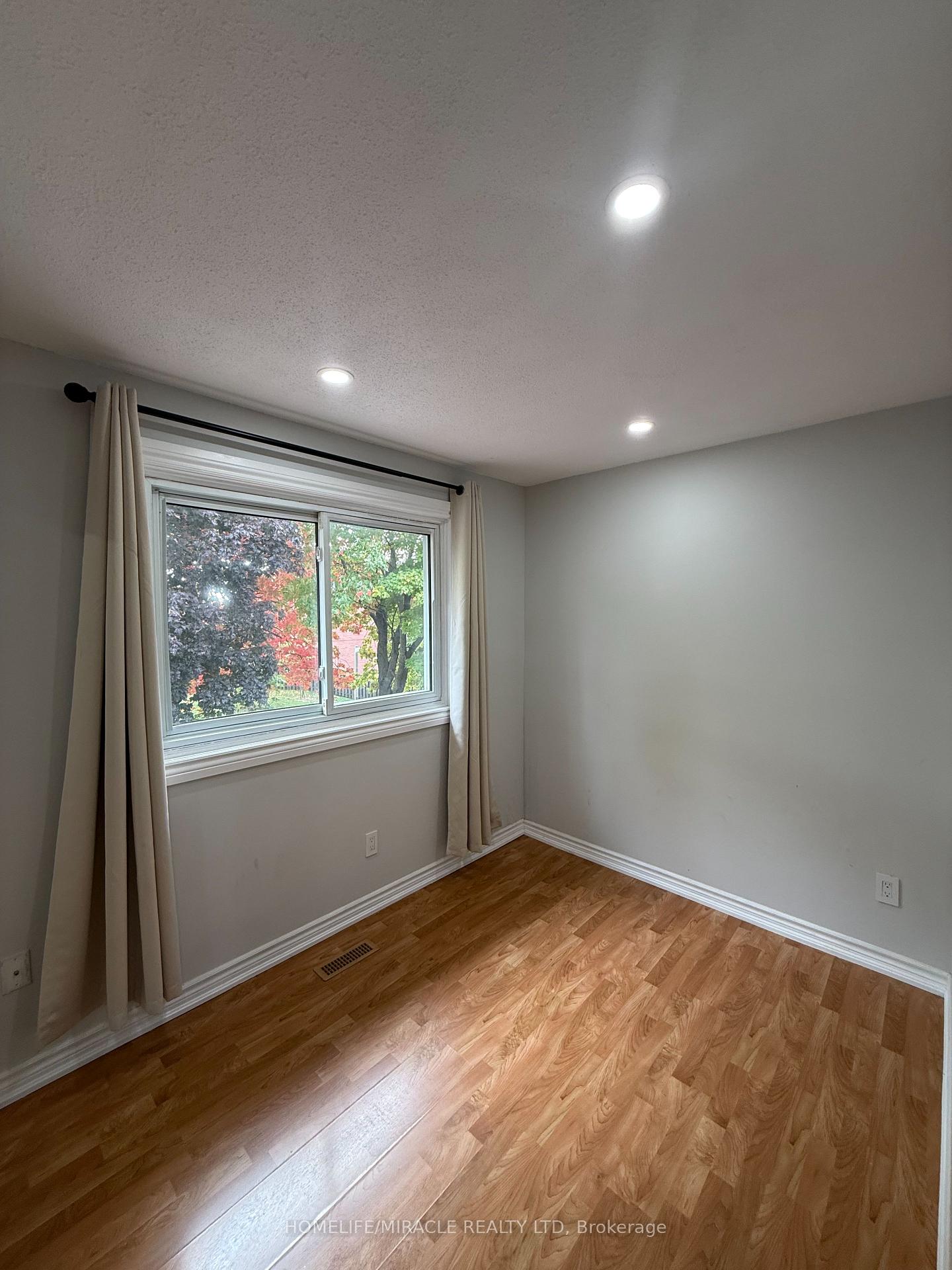 Photo 16 of 32 Barrington Crescent, Brampton, Heart Lake East — HOMEH