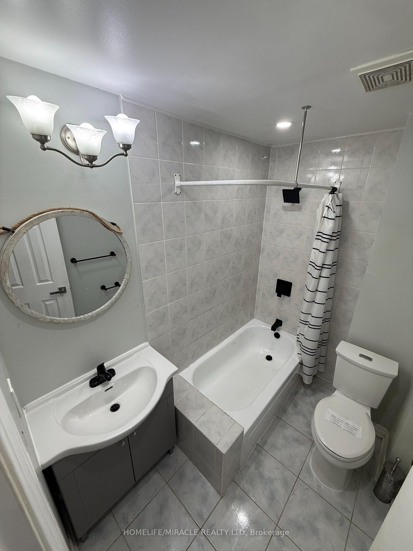 Photo 17 of 32 Barrington Crescent, Brampton, Heart Lake East — HOMEH
