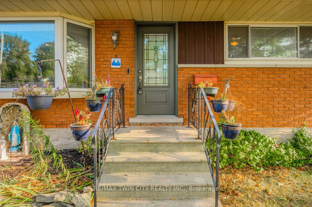 Photo 3 of 841 Westminster Drive S, Cambridge — HOMEH