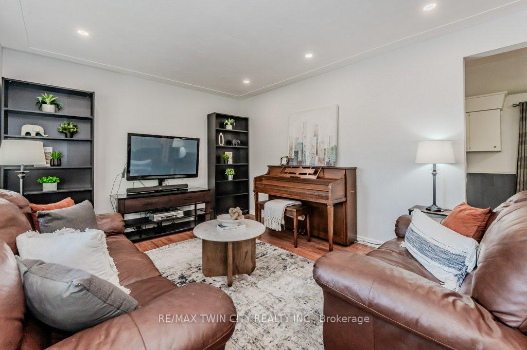 Photo 4 of 841 Westminster Drive S, Cambridge — HOMEH