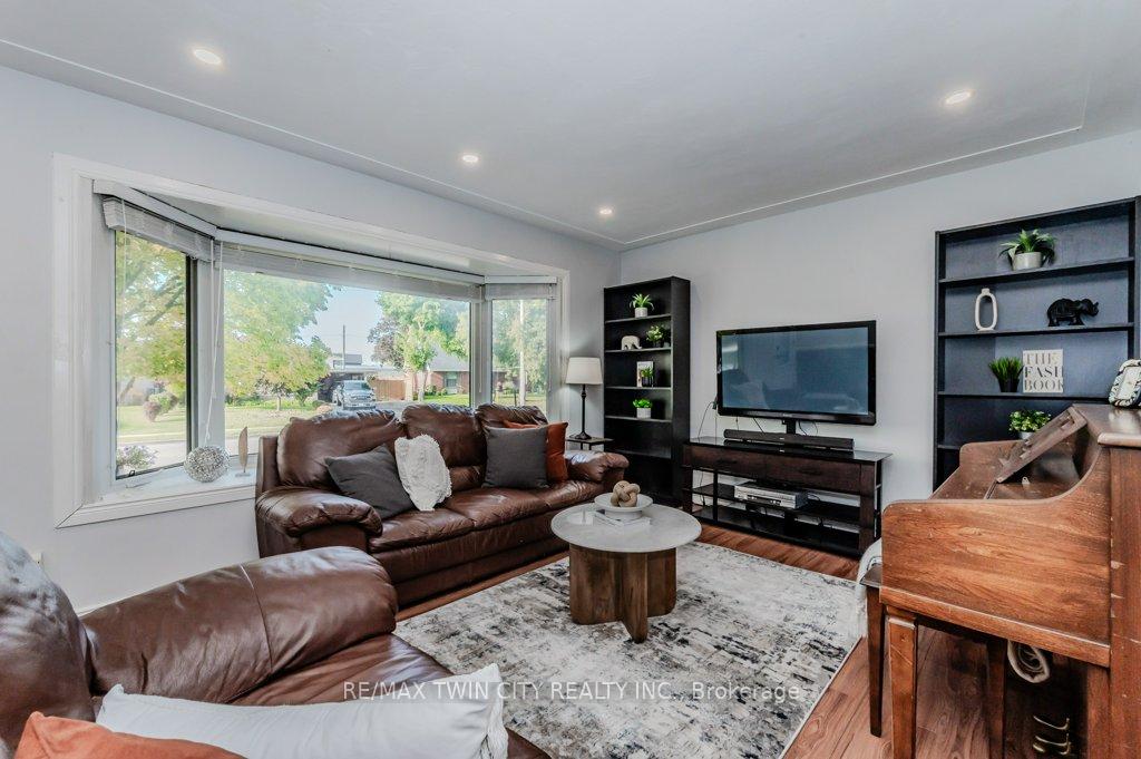 Photo 5 of 841 Westminster Drive S, Cambridge — HOMEH