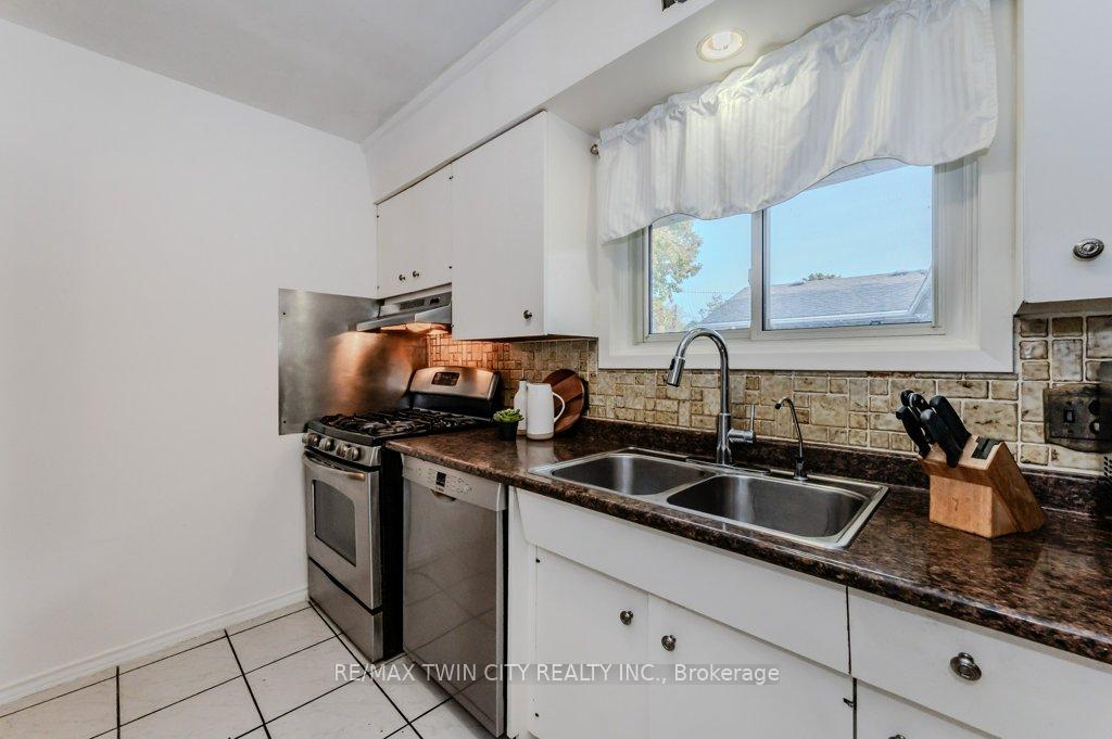 Photo 9 of 841 Westminster Drive S, Cambridge — HOMEH