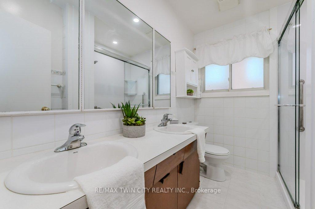 Photo 14 of 841 Westminster Drive S, Cambridge — HOMEH