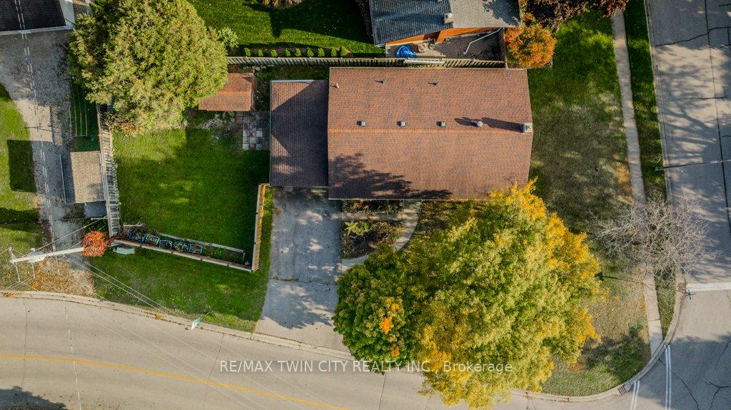 Photo 22 of 841 Westminster Drive S, Cambridge — HOMEH