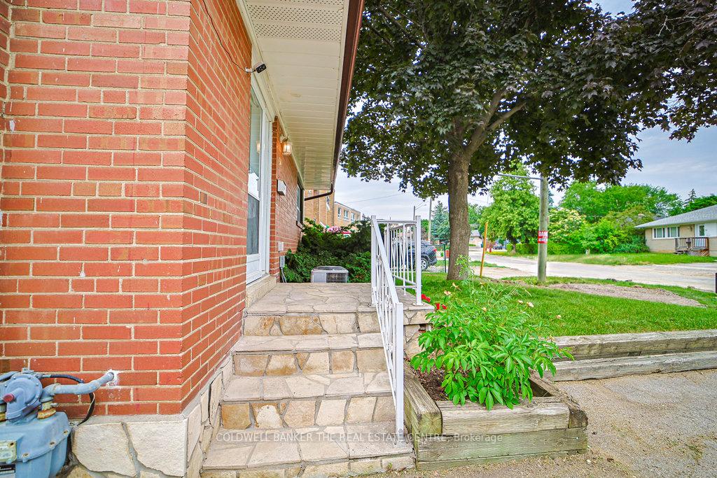 Photo 8 of 34 Crestview Avenue, Brampton, Brampton East — HOMEH