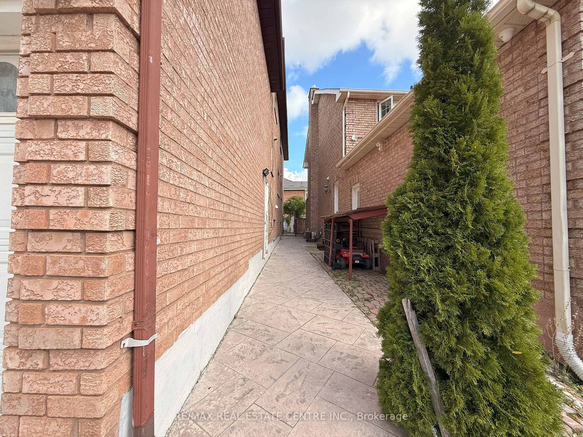 Photo 3 of 84 Creditstone Road, Brampton, Fletcher's Creek South — HOMEH