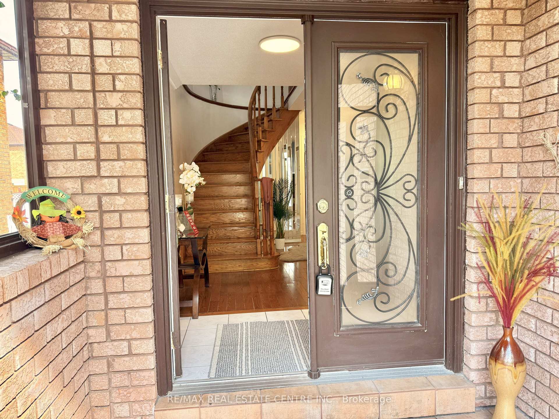 Photo 5 of 84 Creditstone Road, Brampton, Fletcher's Creek South — HOMEH