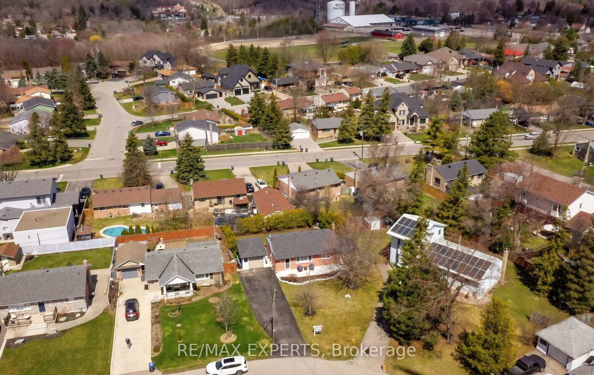 Photo 5 of 135 Martha Crescent, Caledon, Bolton West — HOMEH