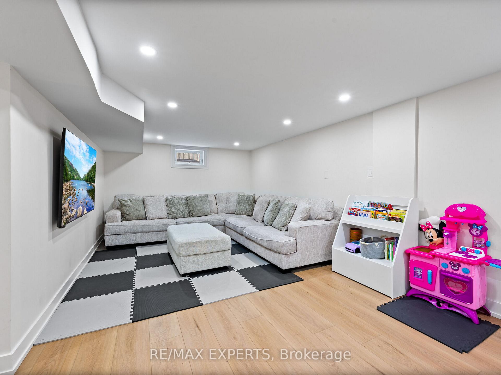 Photo 39 of 135 Martha Crescent, Caledon, Bolton West — HOMEH