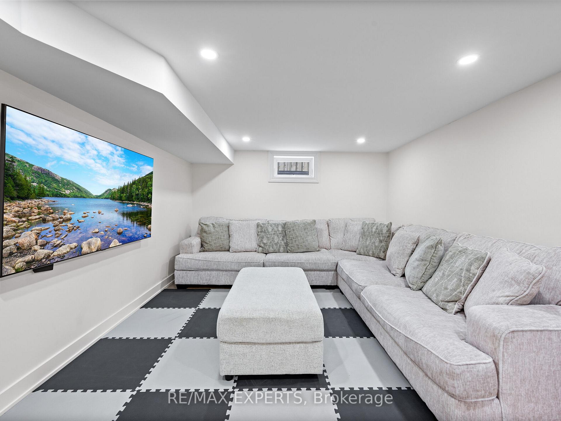 Photo 40 of 135 Martha Crescent, Caledon, Bolton West — HOMEH