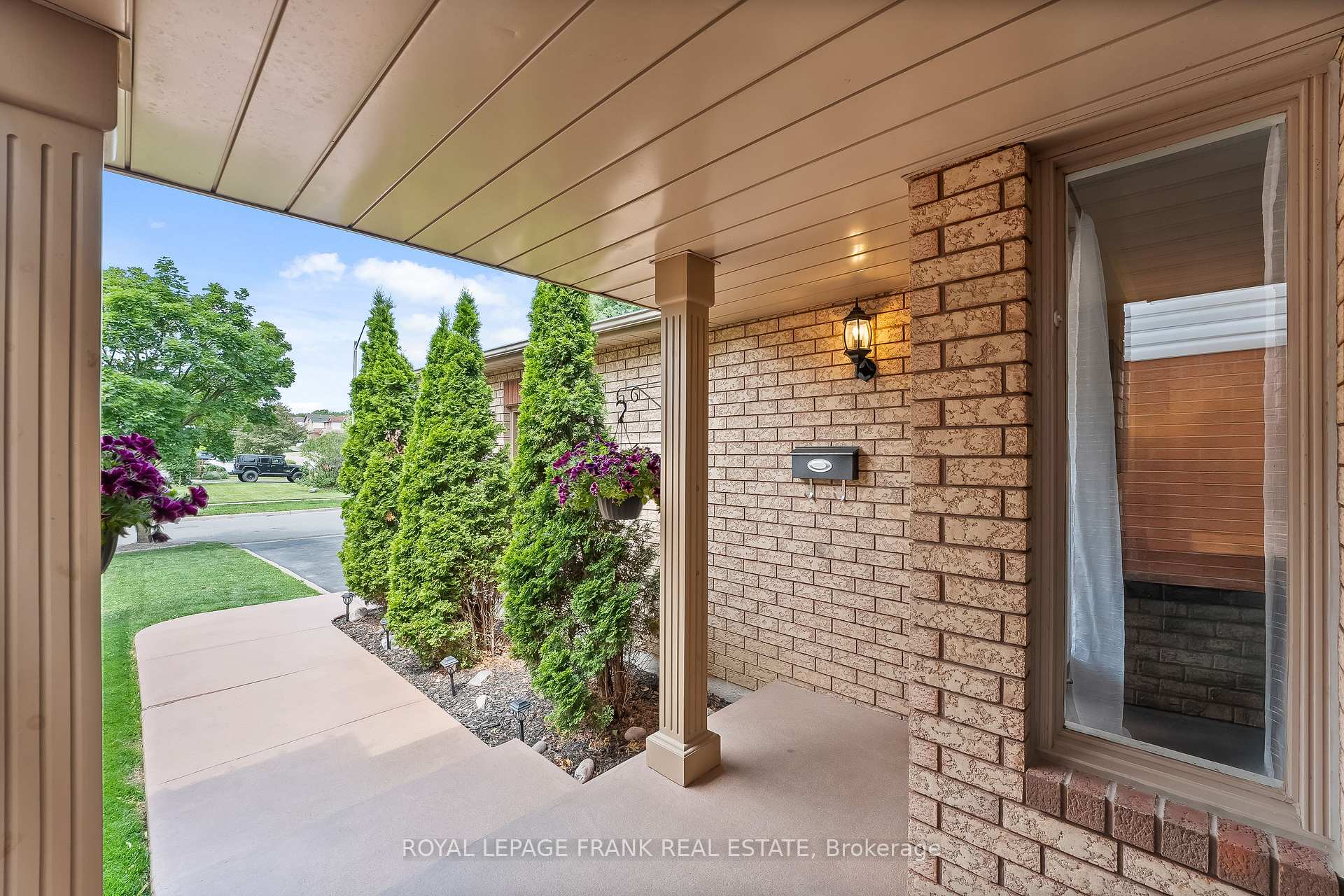 Photo 4 of 42 Mann Street, Clarington, Bowmanville — HOMEH