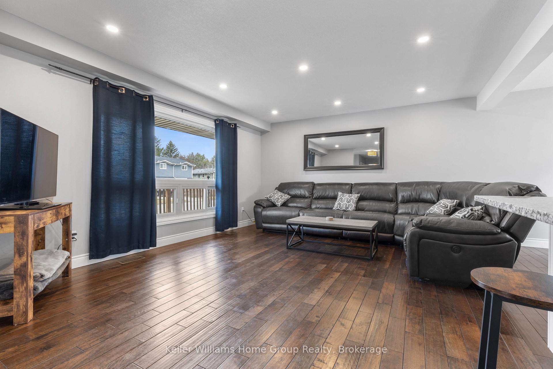 Photo 4 of 23 Pondview Crescent, Guelph, Victoria North — HOMEH