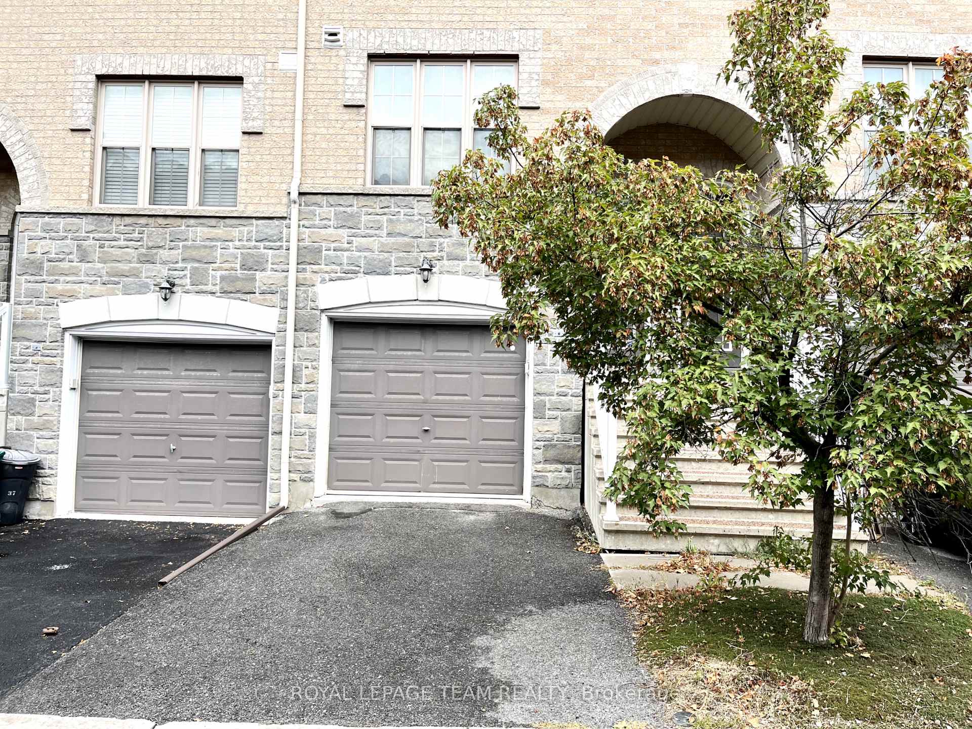 Photo 1 of 35 Jenscott Private, Ottawa, Central Park — HOMEH