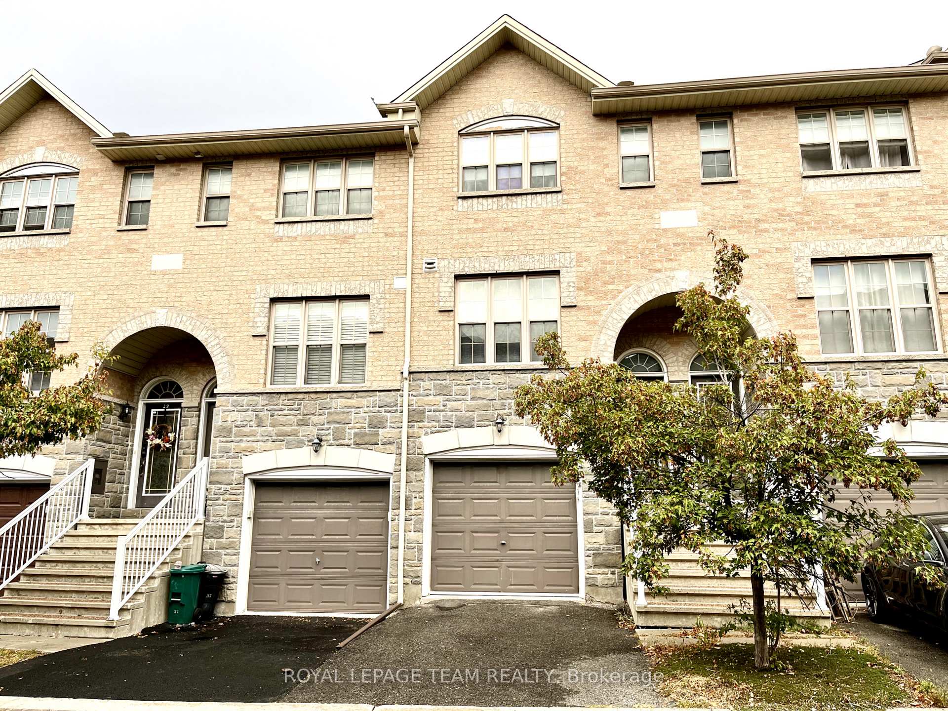 Photo 2 of 35 Jenscott Private, Ottawa, Central Park — HOMEH
