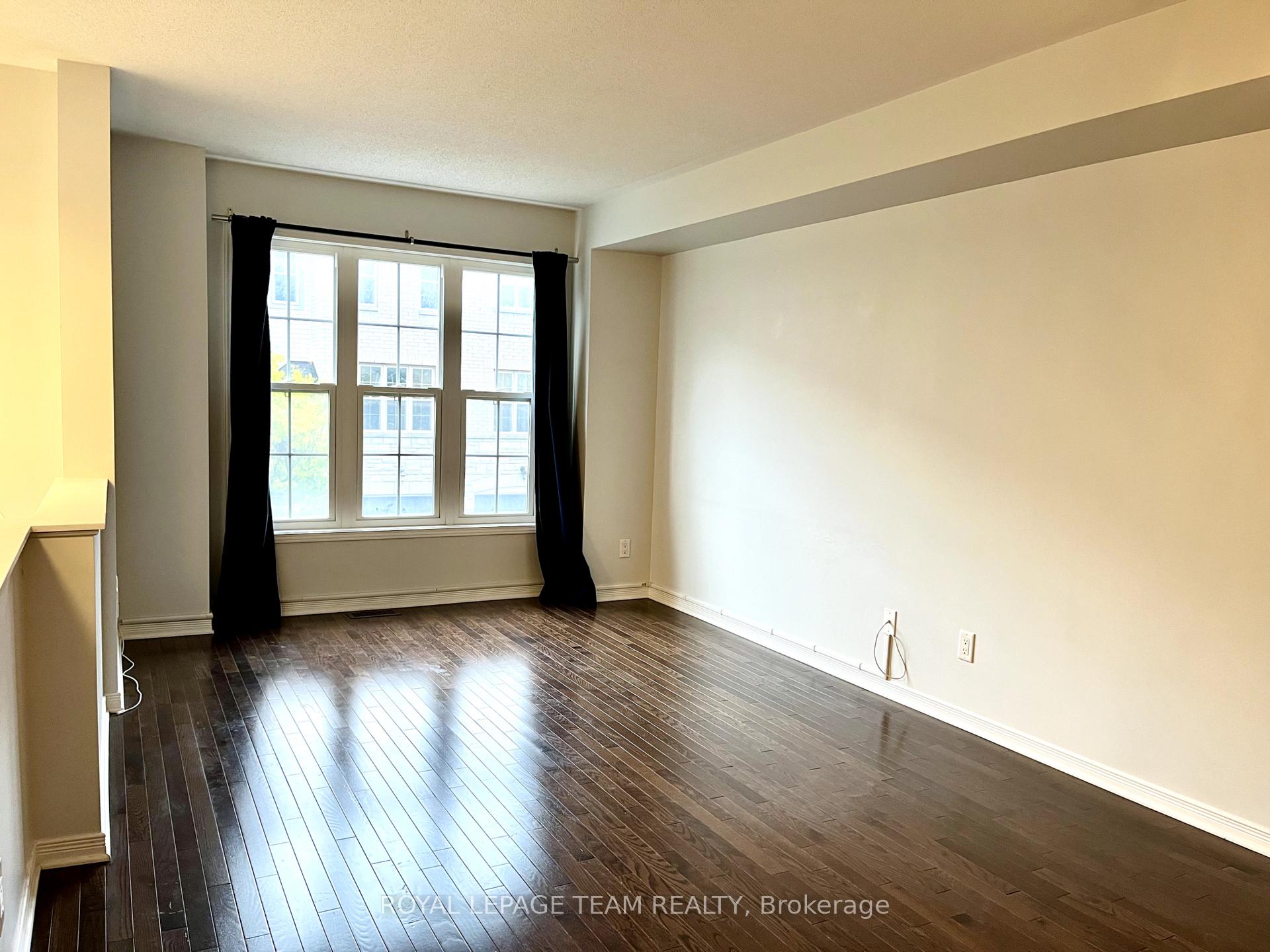 Photo 4 of 35 Jenscott Private, Ottawa, Central Park — HOMEH
