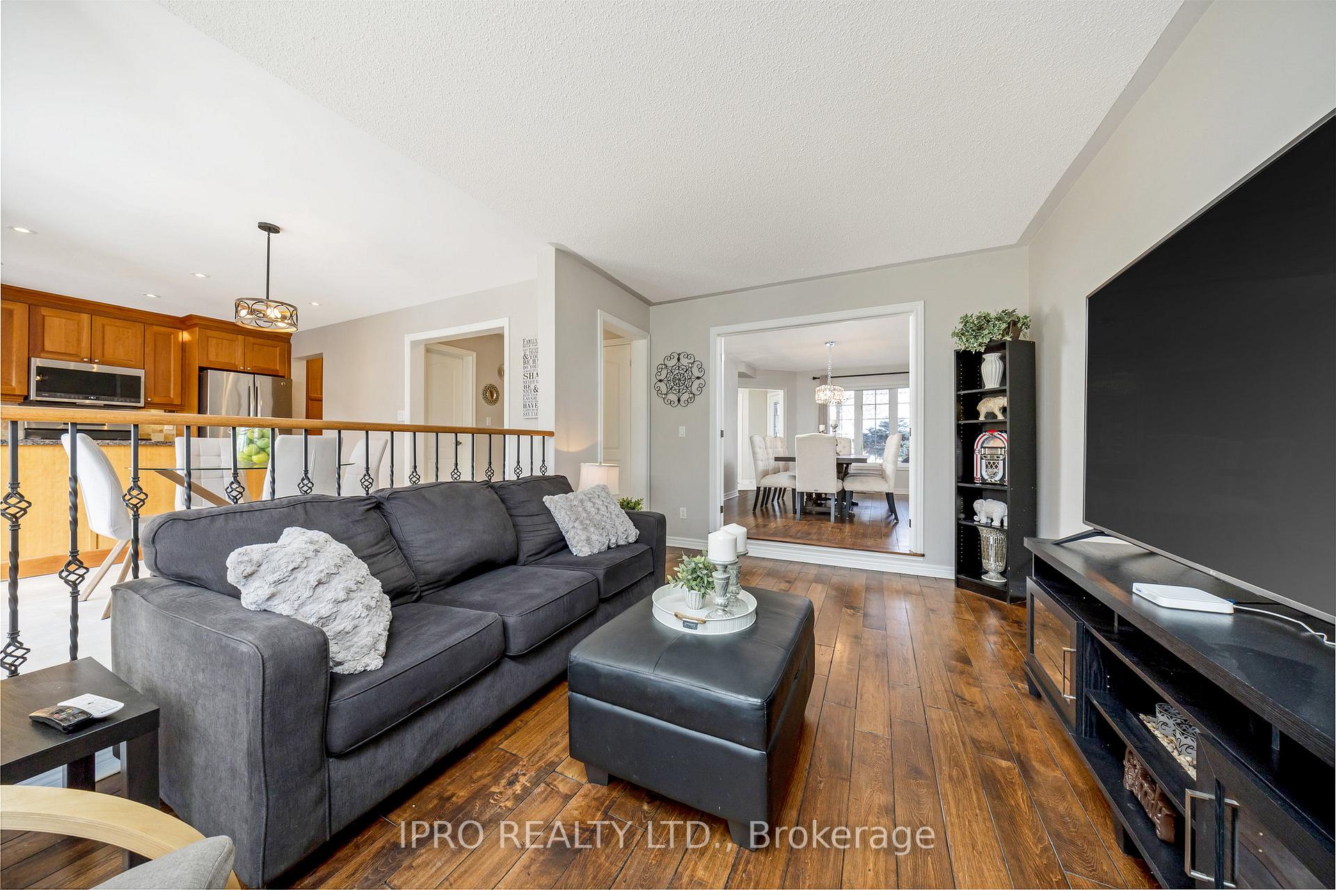 Photo 8 of 66 Forsyth Crescent, Halton Hills, Georgetown — HOMEH