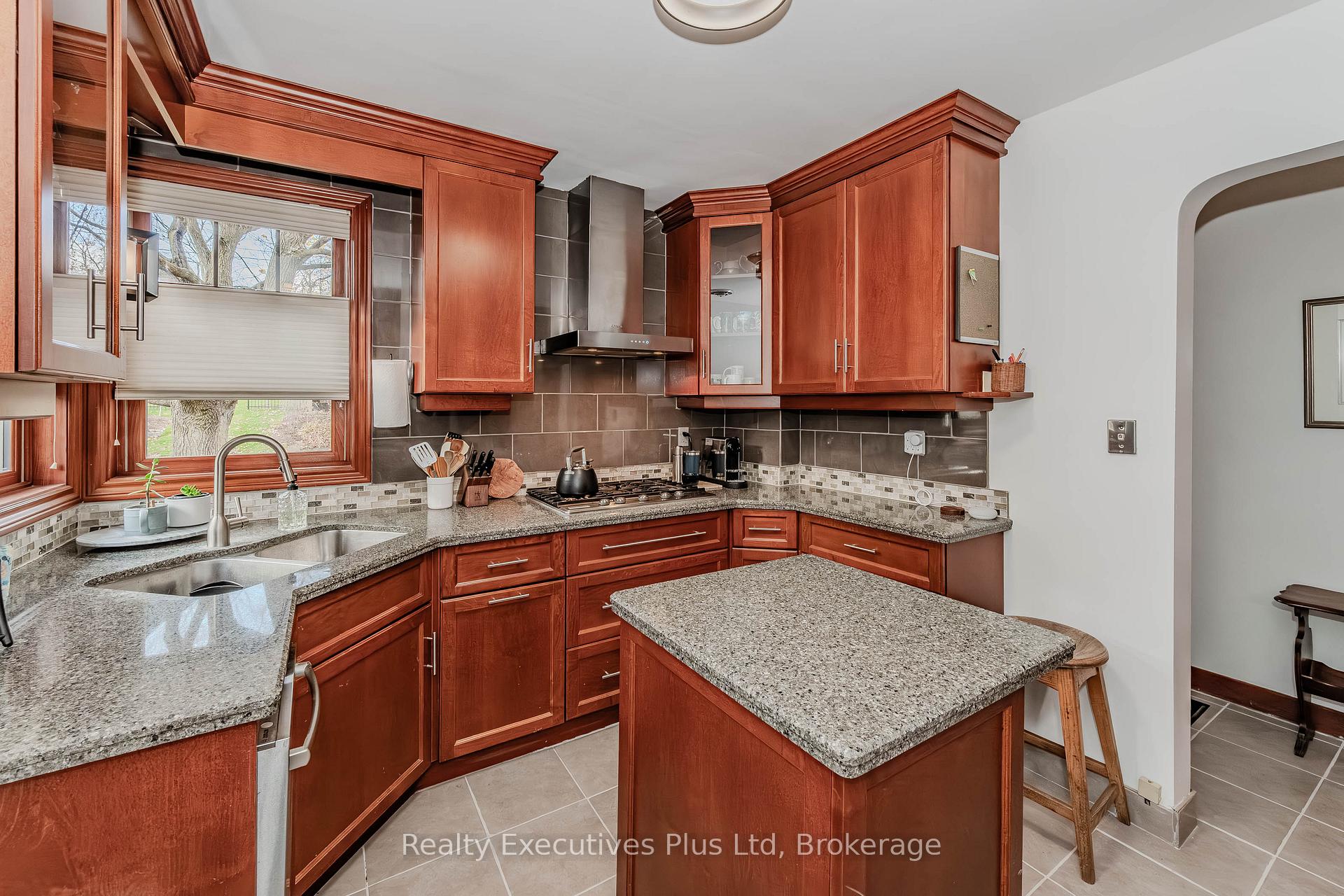 Photo 10 of 8 Echo Drive, Guelph, Dovercliffe Park/Old University — HOMEH
