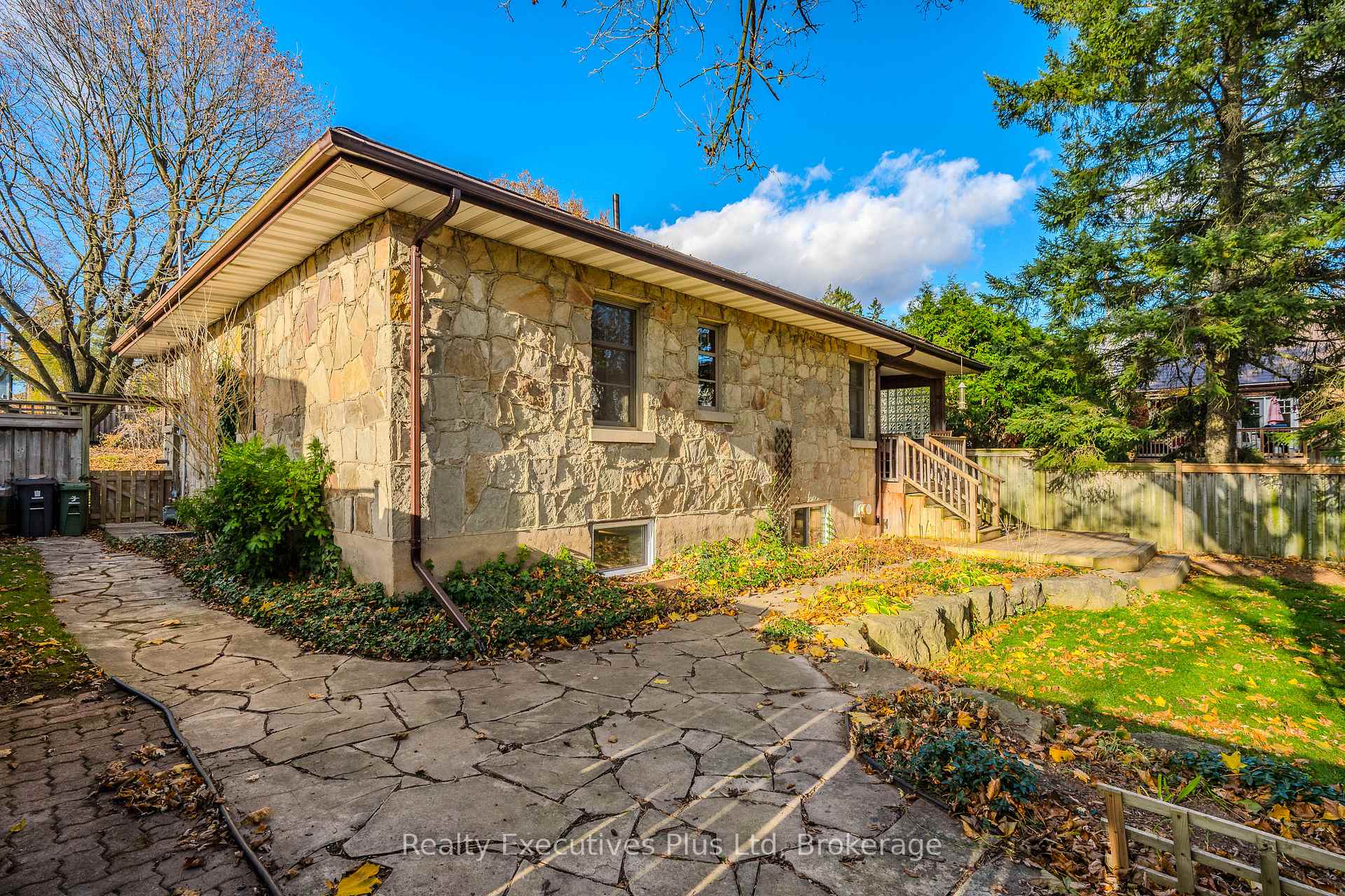 Photo 42 of 8 Echo Drive, Guelph, Dovercliffe Park/Old University — HOMEH
