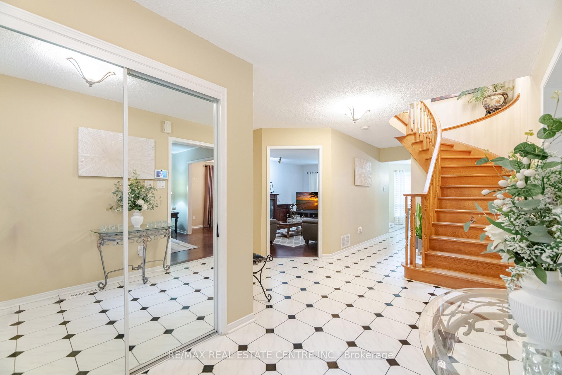 Photo 7 of 126 Eagleridge Drive, Brampton, Sandringham-Wellington — HOMEH